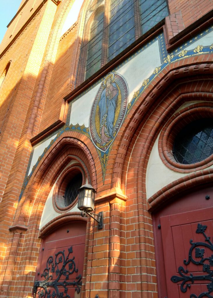 Portal von St. Clara, Pfarrkirche der kath. Pfarrei Heilige Drei Könige Nord-Neukölln